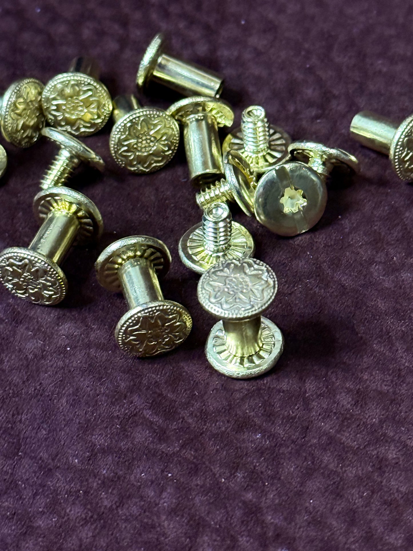 5x Chicago Screw D10mm H9,5mm with floral design. Messing. Solid brass. Buchschraube