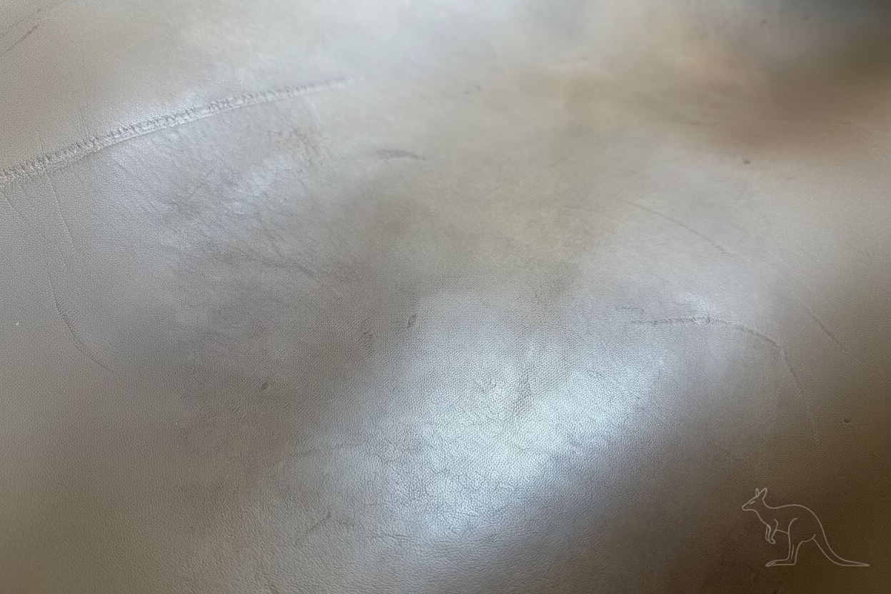 Känguruleder Anilin vollnarbig 1mm. Kangaroo leather. Vegtanned, full grain. Ca. 0,8 m2. Mit Naturmerkmalen.