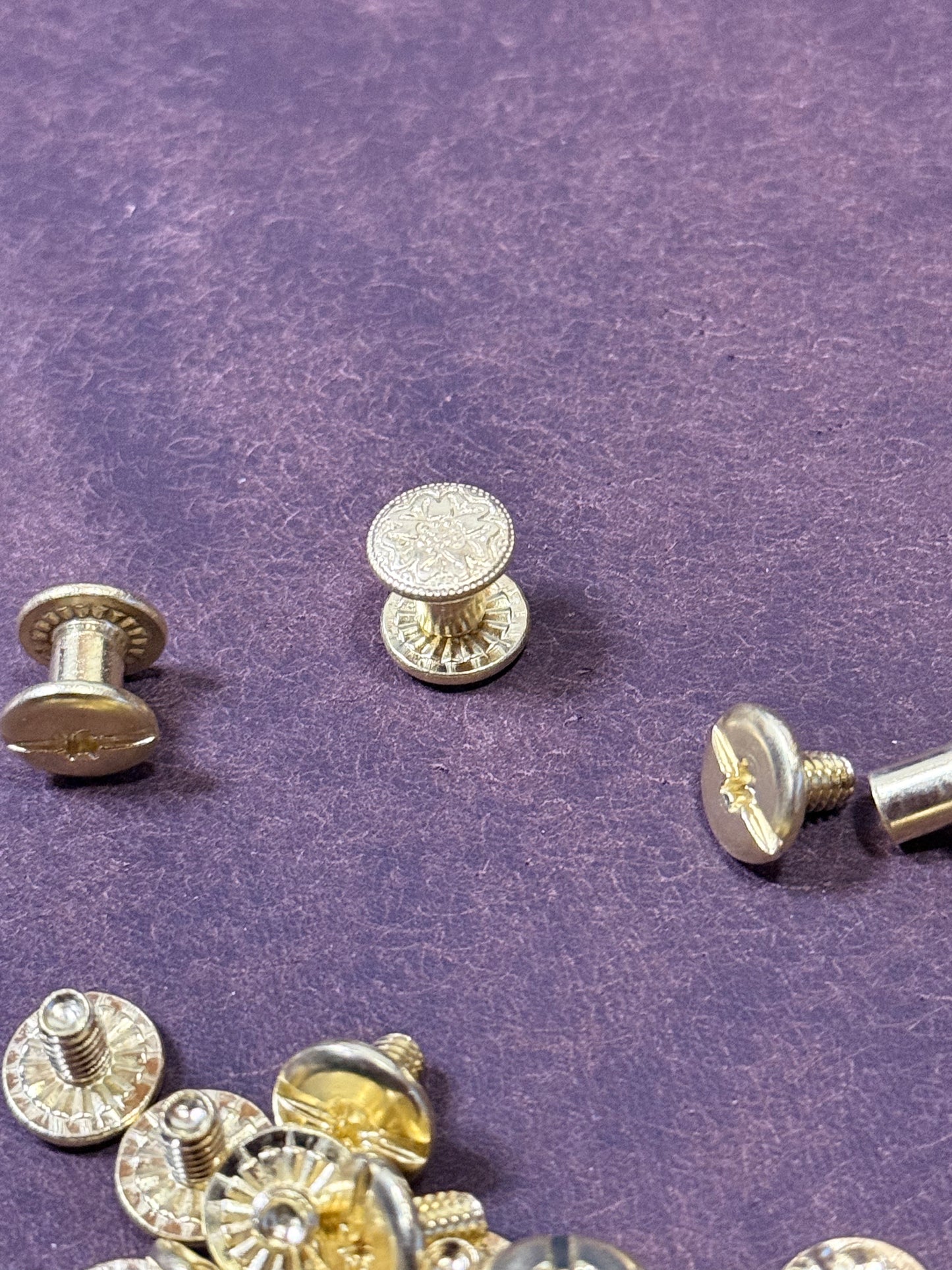 5x Chicago Screw D10mm 1/4“ H6,4mm with floral design. Messing. Solid brass. Buchschraube