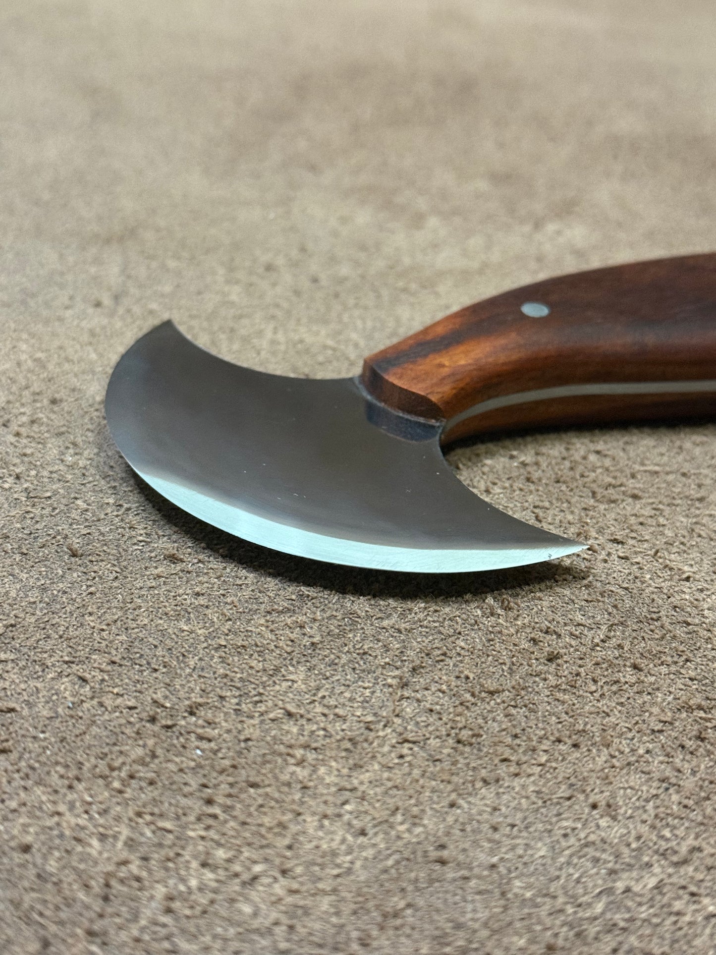 Kevin Lee couteau demi-lune pour travaux de cuir 8,0/14,5 cm. Couteau rond Kevin Lee (haute brillance)