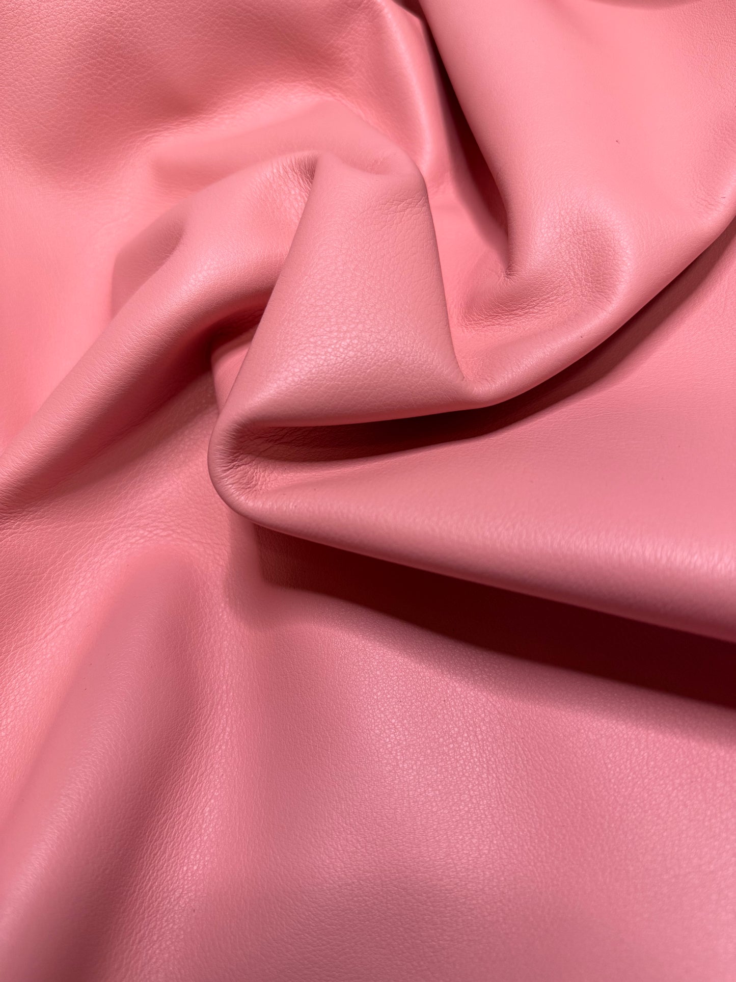 Pelle di vitello rosa 1,4-1,6 mm. Larghezza 70-80 cm. Tessuto al metro.