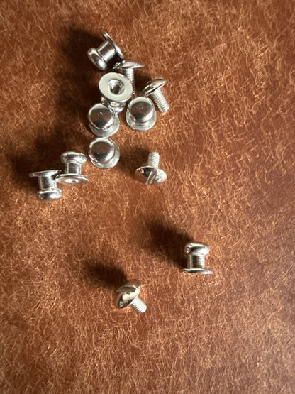 Knopfniete Beiltaschenknopf 6,5/4mm mit Schraube M3x6mm. Gesamthöhe 7mm. Schafthöhe 3mm. Weißbronze.