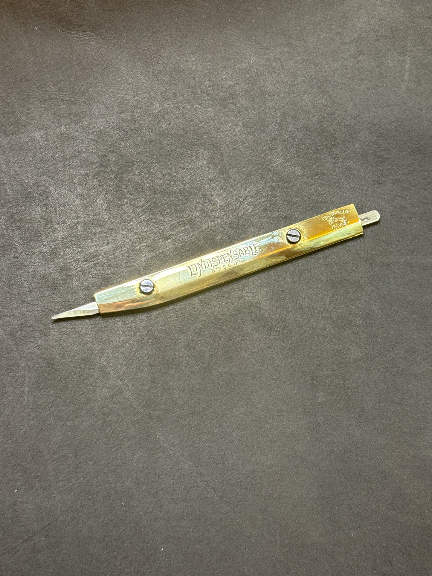 Couteau de coupe en laiton Vergez Blanchard Messing Messer avec lame. Couteau de coupe en laiton « L'Indispensable ». Pour droitiers.