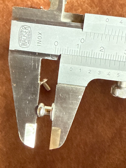 Knopfniete Beiltaschenknopf 6,5/4mm mit Schraube M3x6mm. Gesamthöhe 7mm. Schafthöhe 3mm. Weißbronze.