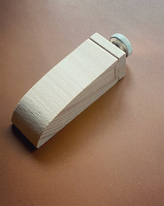 Sanding block with locking screw