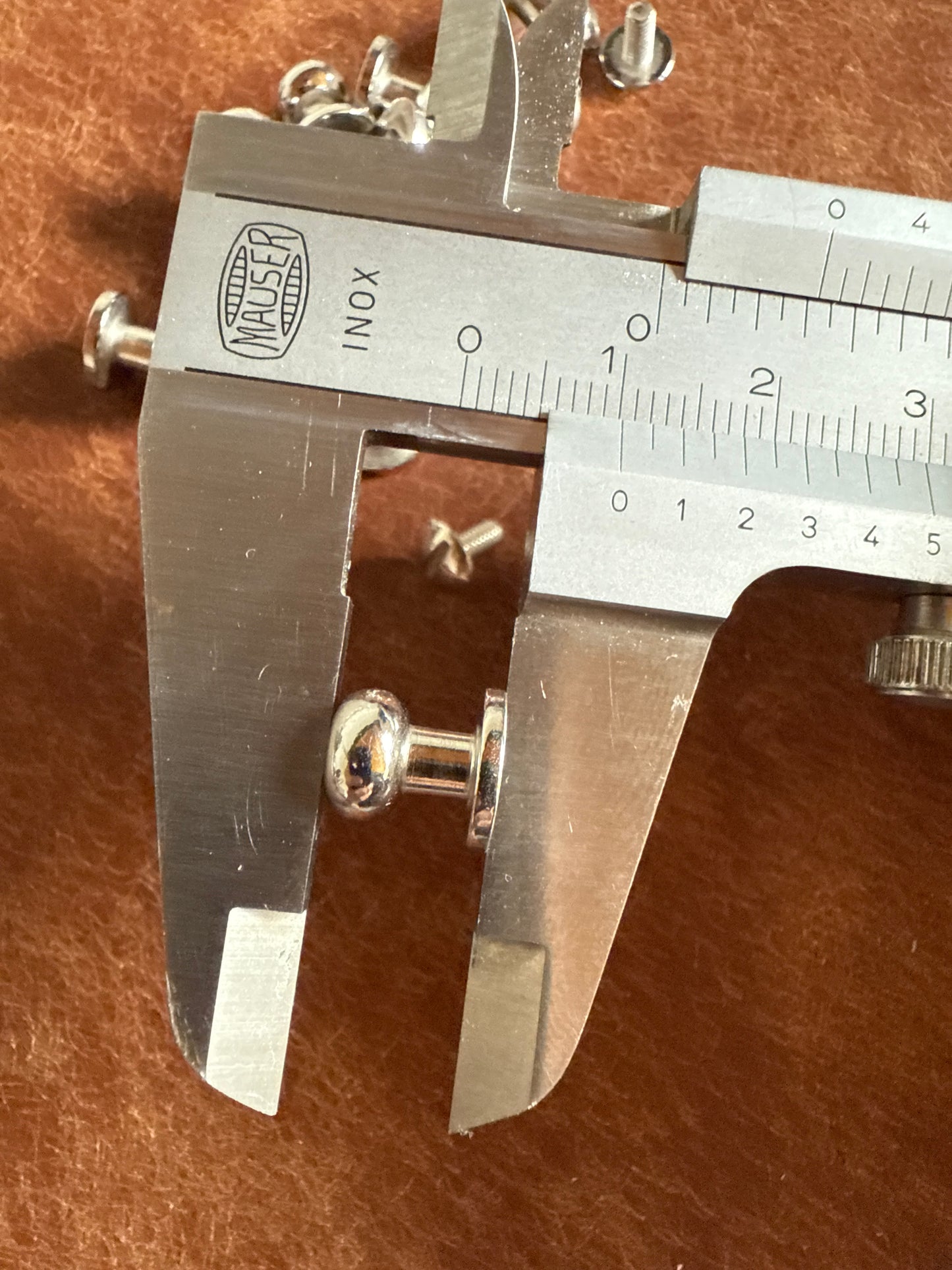 Knopfniete Beiltaschenknopf 8/4mm mit Schraube M3x6mm. Gesamthöhe 10mm. Schafthöhe 4mm. Weißbronze.