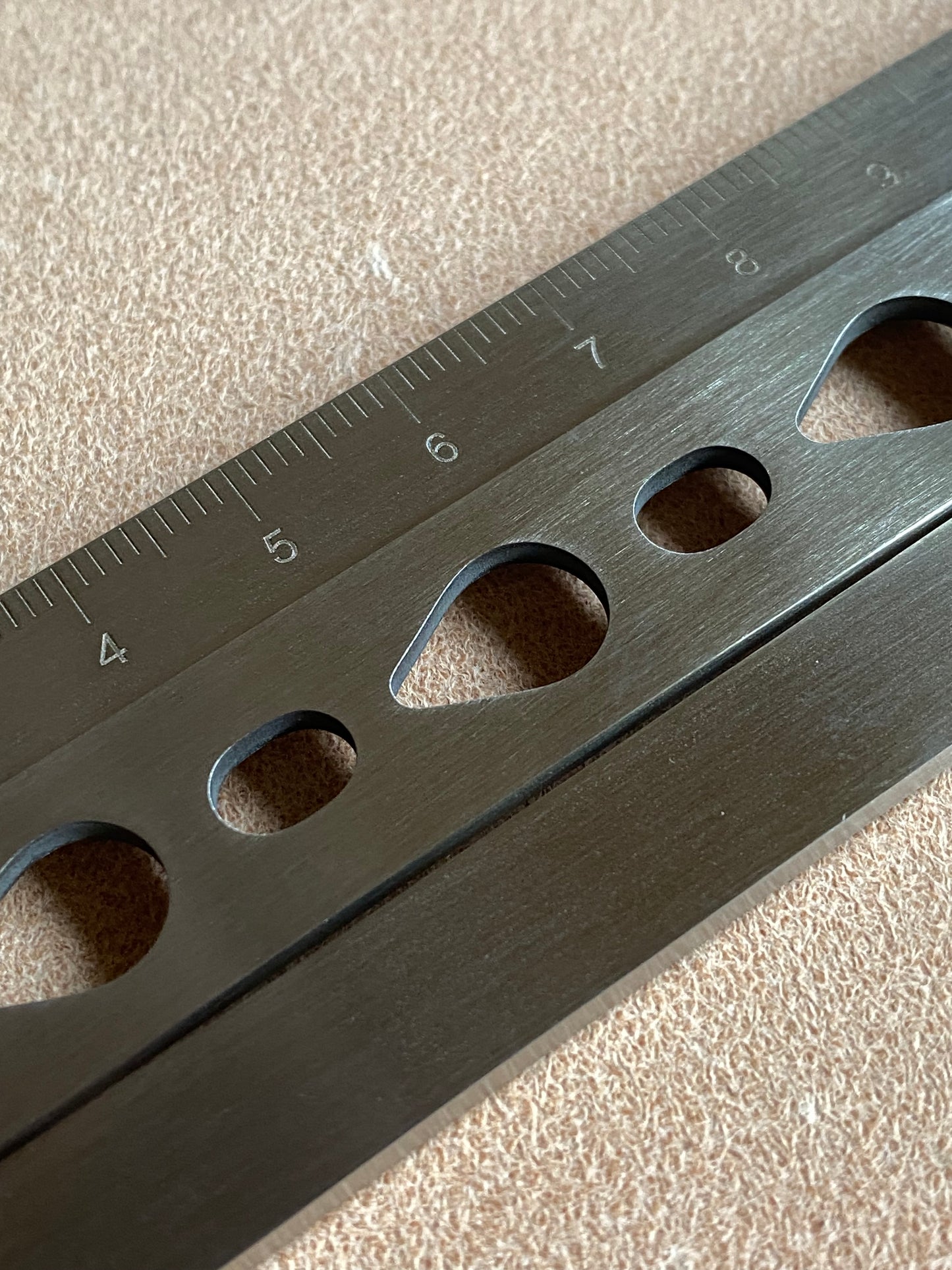 Règle de centrage Règle en métal 18cm pour marquer les trous de ceinture. Forme de larme