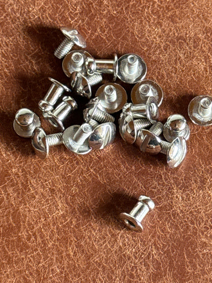 Knopfniete Beiltaschenknopf 4,5/3,5mm mit Schraube M3x6mm. Gesamthöhe 8mm. Schafthöhe 4,5mm. Weißbronze.