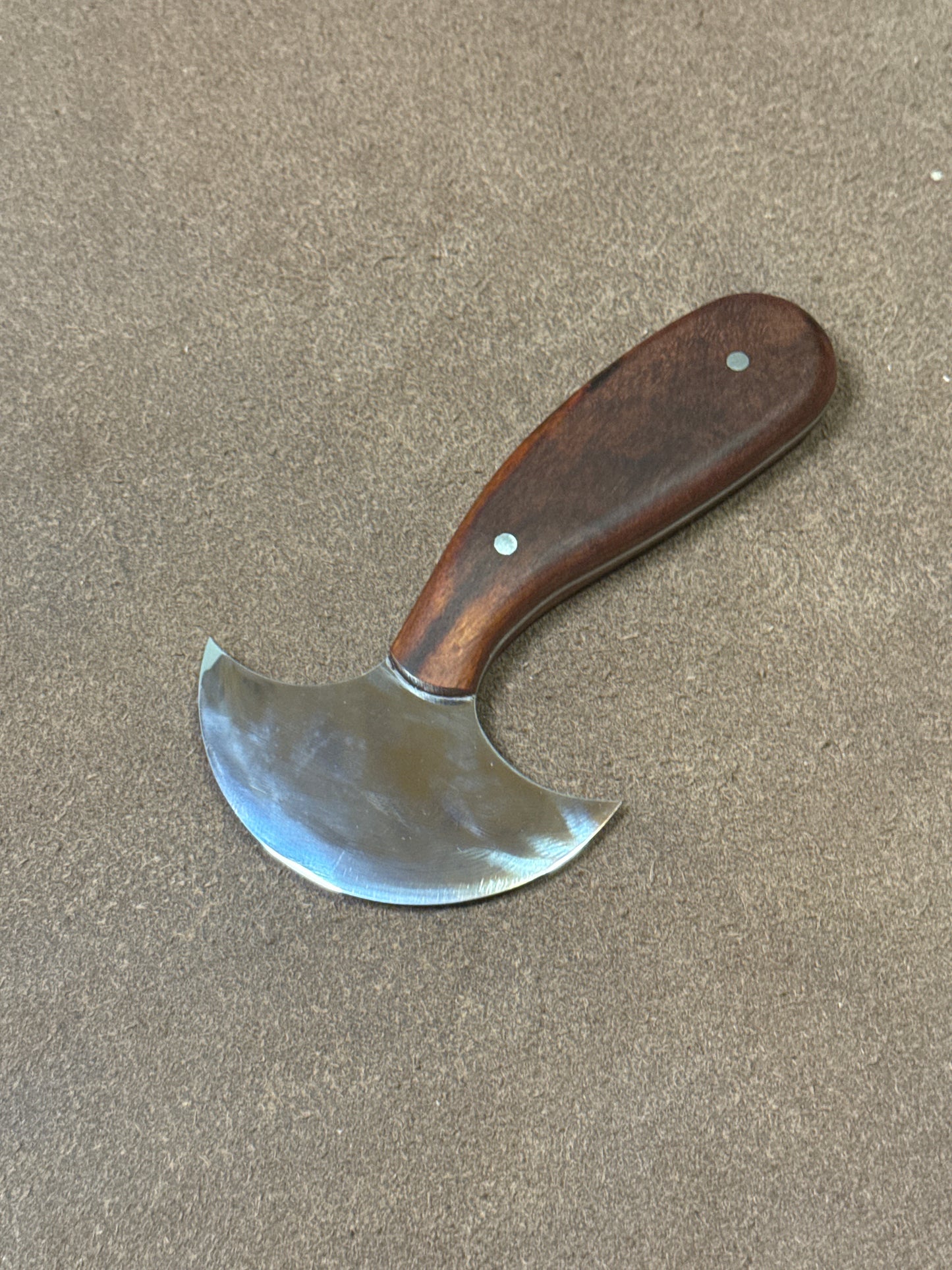 Kevin Lee couteau demi-lune pour travaux de cuir 8,0/14,5 cm. Couteau rond Kevin Lee (haute brillance)