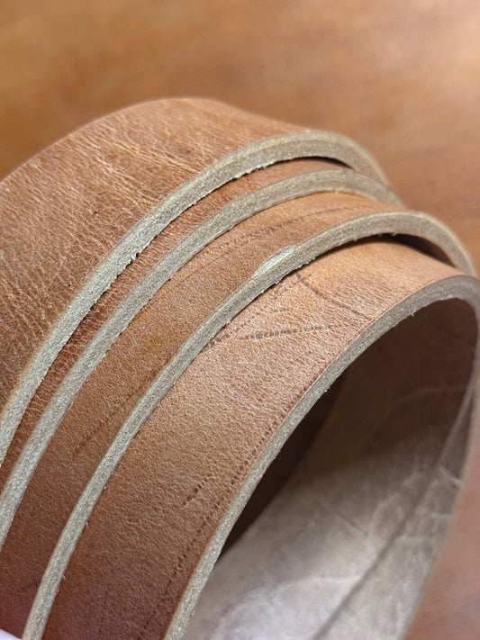 Hermann Oak „Old World Harness“ col. Russet. Geschirrleder Riemen. Belt straps. 5,5-6 mm ab 2m Länge.