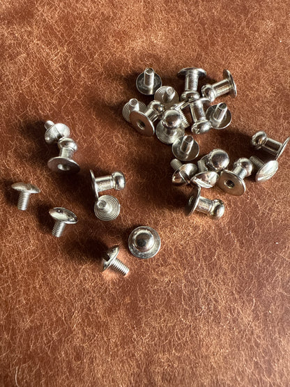 Knopfniete Beiltaschenknopf 6/4mm mit Schraube M3x6mm. Gesamthöhe 9,5mm. Schafthöhe 4,5mm. Messing vernickelt.