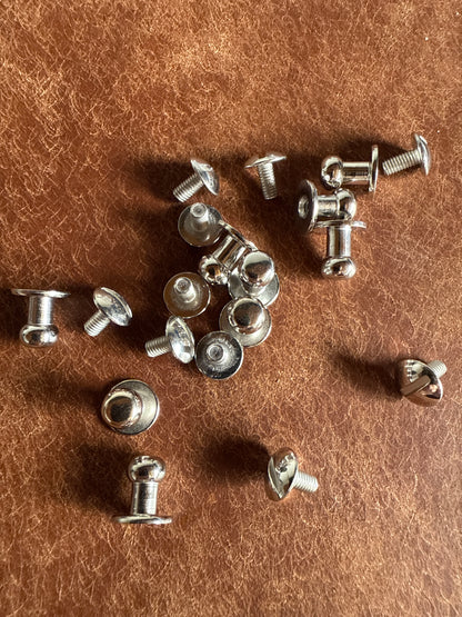 Knopfniete Beiltaschenknopf 6/4mm mit Schraube M3x6mm. Gesamthöhe 9,5mm. Schafthöhe ca. 4,5mm. Weißbronze.
