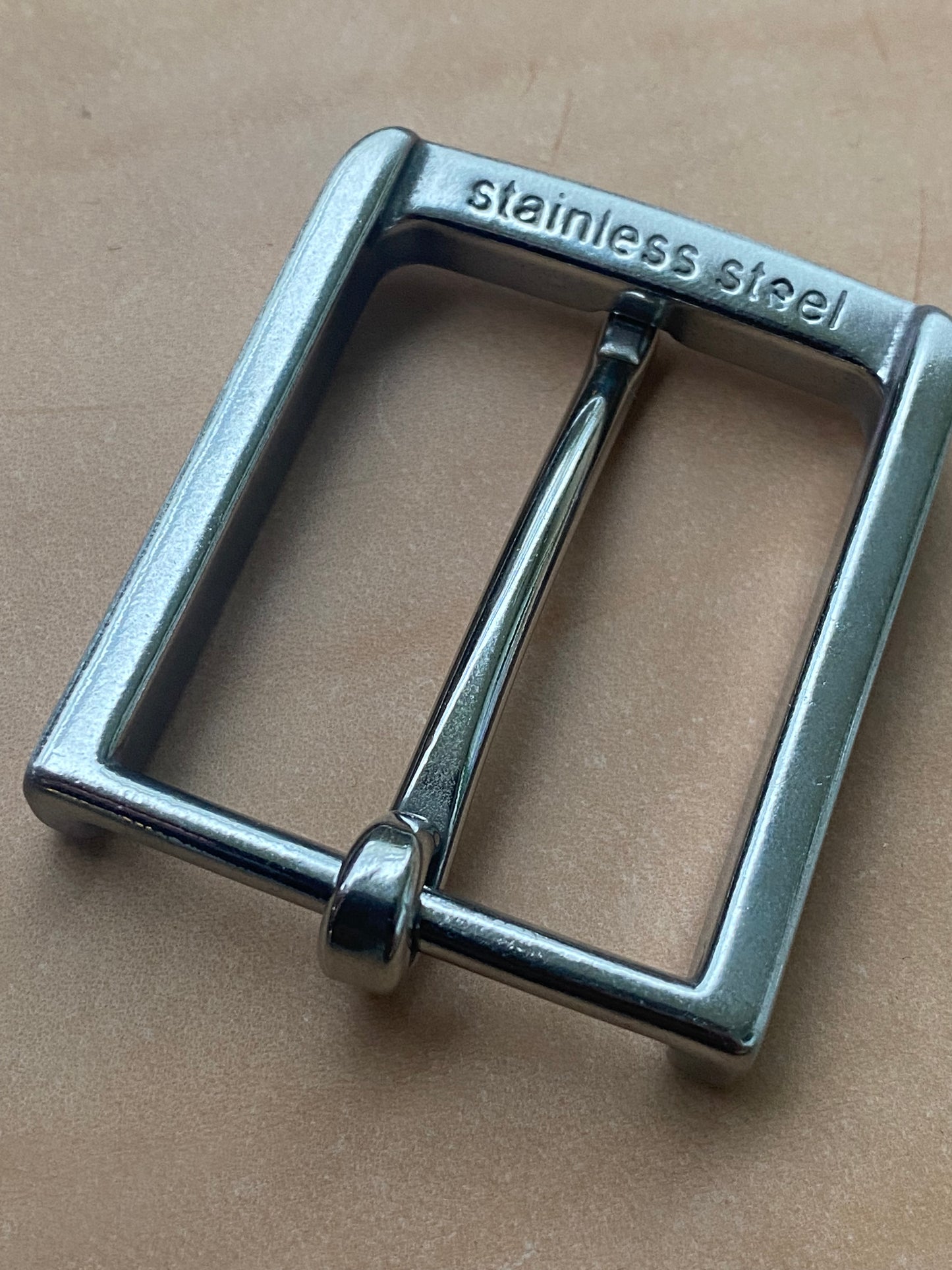 Stainless steel buckle 35 mm diameter. Highly polished