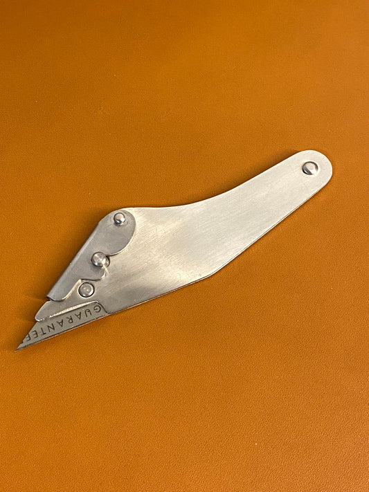 Couteau pour le travail du cuir comprenant 2x lames