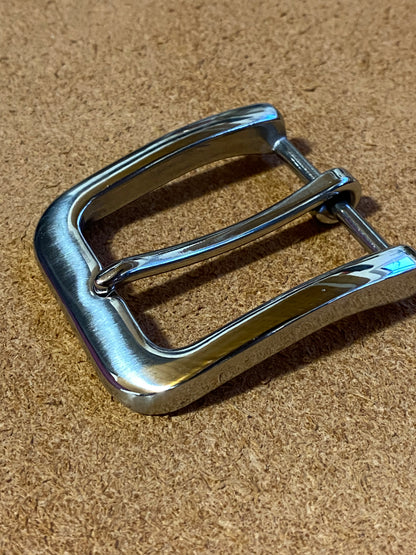 Stainless steel buckle 40 mm passage. Highly polished