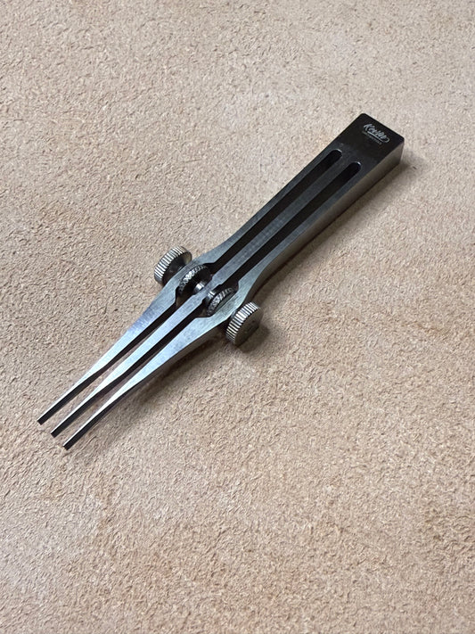 Kevin Lee justierbares Prickeisen französische Form. French style. Adjustable 3 prong stitiching chisel