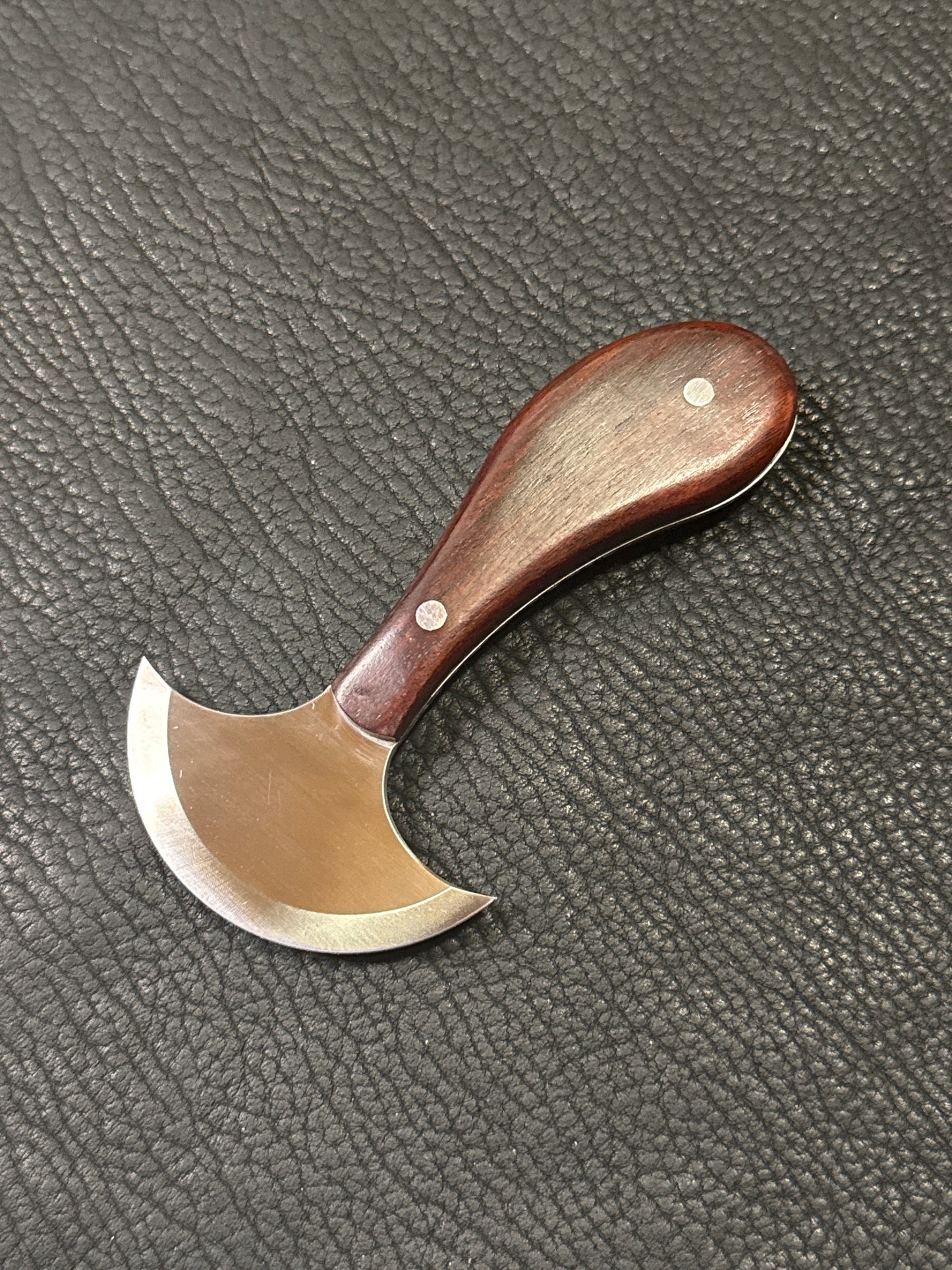Kevin Lee pequeño cuchillo redondo para trabajos en cuero diámetro 6,8 cm. KL cuchillo redondo pequeño de hoja completa