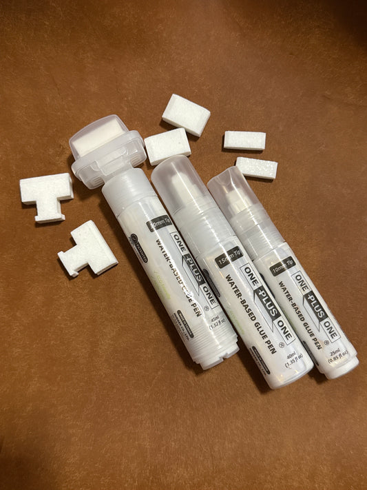 ONE PLUS ONE Glue Pen befüllt mit Kleber + 2 Ersatzspitzen