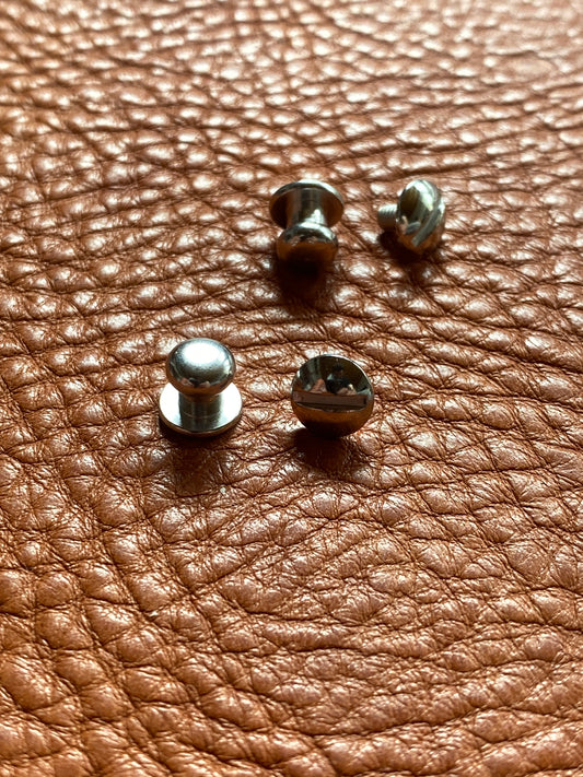 Beiltaschenknopf 6,5/4mm mit Schraube M3x5mm. Schafthöhe 3mm. Weißbronze.