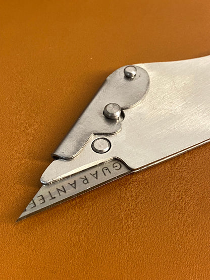 Couteau pour le travail du cuir comprenant 2x lames