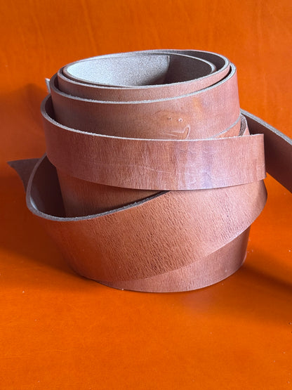 Hermann Oak „Old World Harness“ col. Russet. Pelle per imbracature. Cinghie. 5,5-6 mm da 2 m di lunghezza.