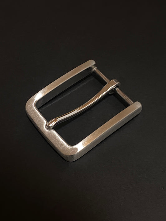 Stainless steel buckle 35 mm diameter. Brushed