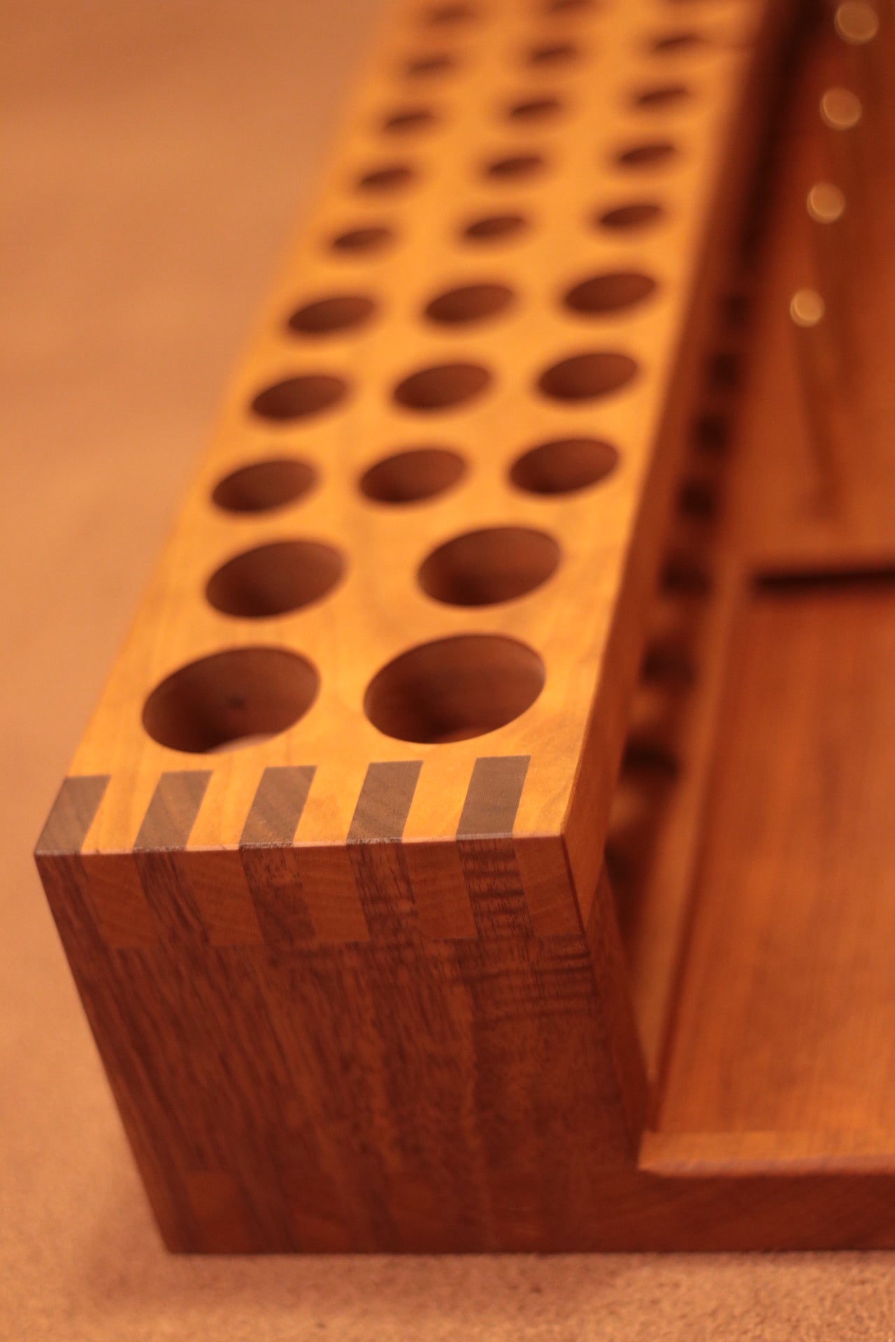 Werkzeugablage Werkzeugständer aus Massivholz Walnuss+Cherry. Pre-Order