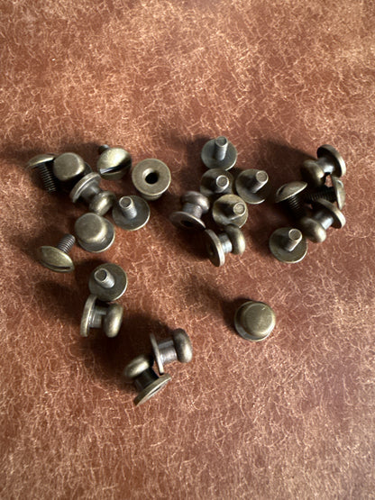 Knopfniete Beiltaschenknopf 6,5/4mm mit Schraube M3x6mm. Gesamthöhe 7mm. Schafthöhe ca. 3mm. Altmessing.