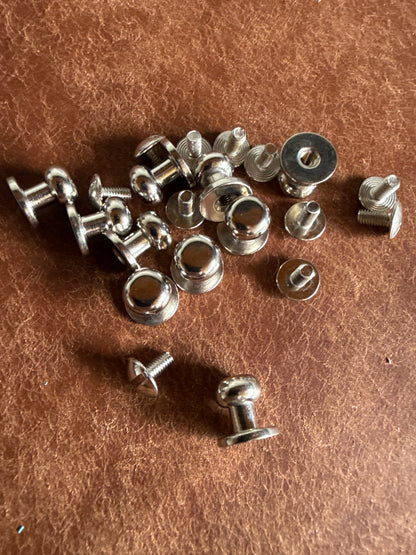 Knopfniete Beiltaschenknopf 8/4mm mit Schraube M3x6mm. Gesamthöhe 10mm. Schafthöhe 4mm. Messing vernickelt.