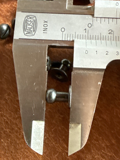 Knopfniete Beiltaschenknopf 6/4mm mit Schraube M3x6mm. Gesamthöhe 9,5mm. Schafthöhe 4,5mm. Messing schwarz.