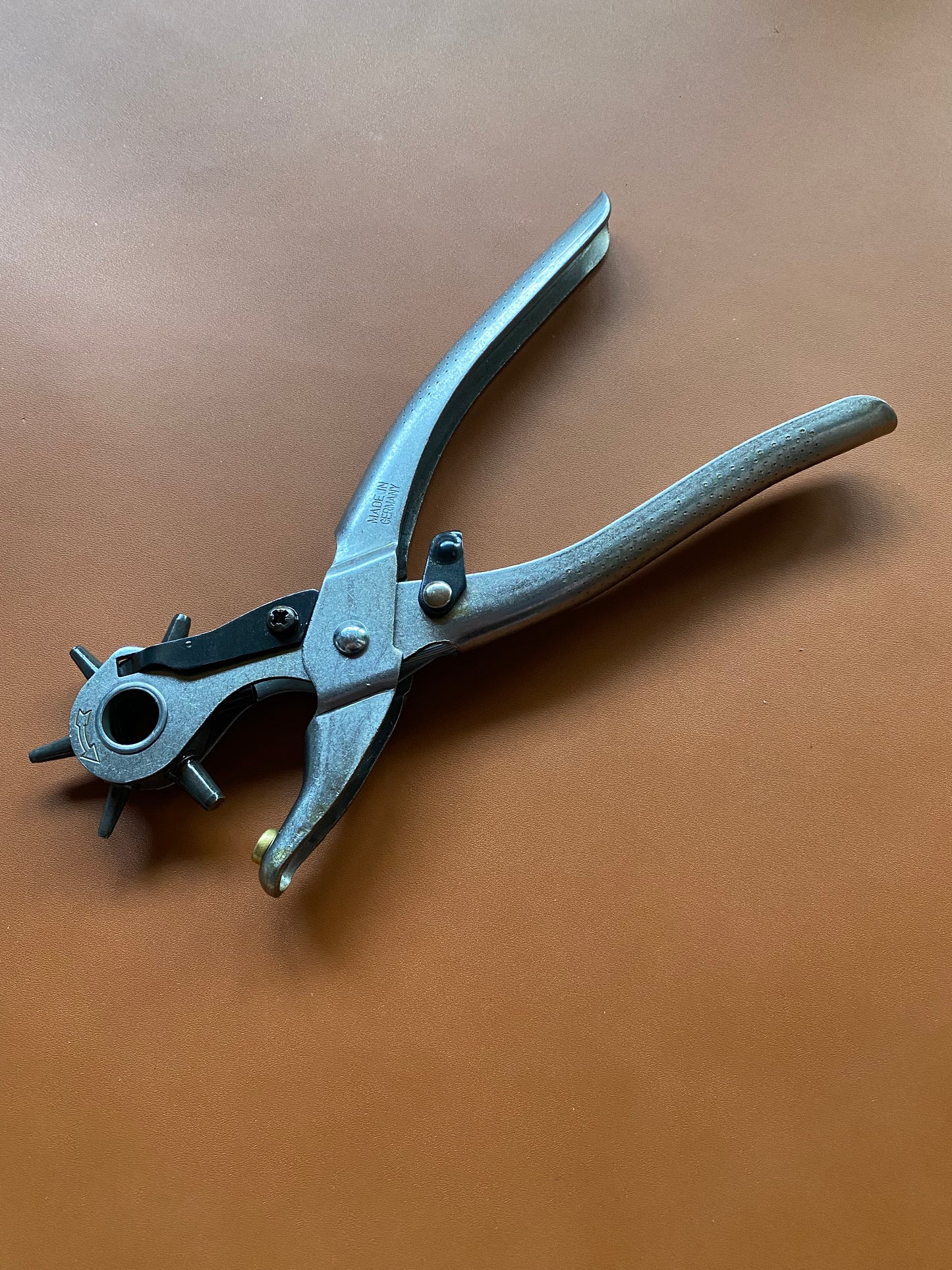 Revolver hole pliers with hole size viewing window