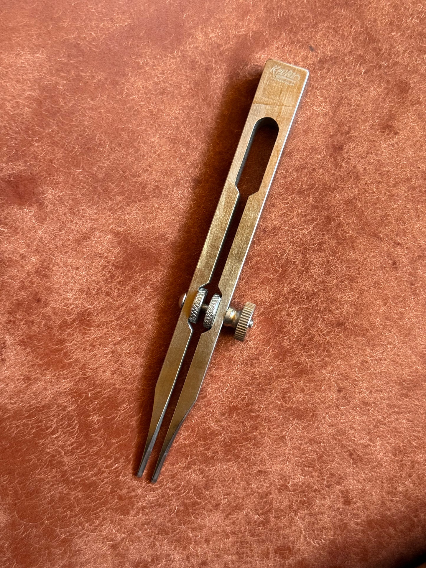 Kevin Lee justierbares Prickeisen französische Form. French form. Adjustable 2 prong stitiching chisel
