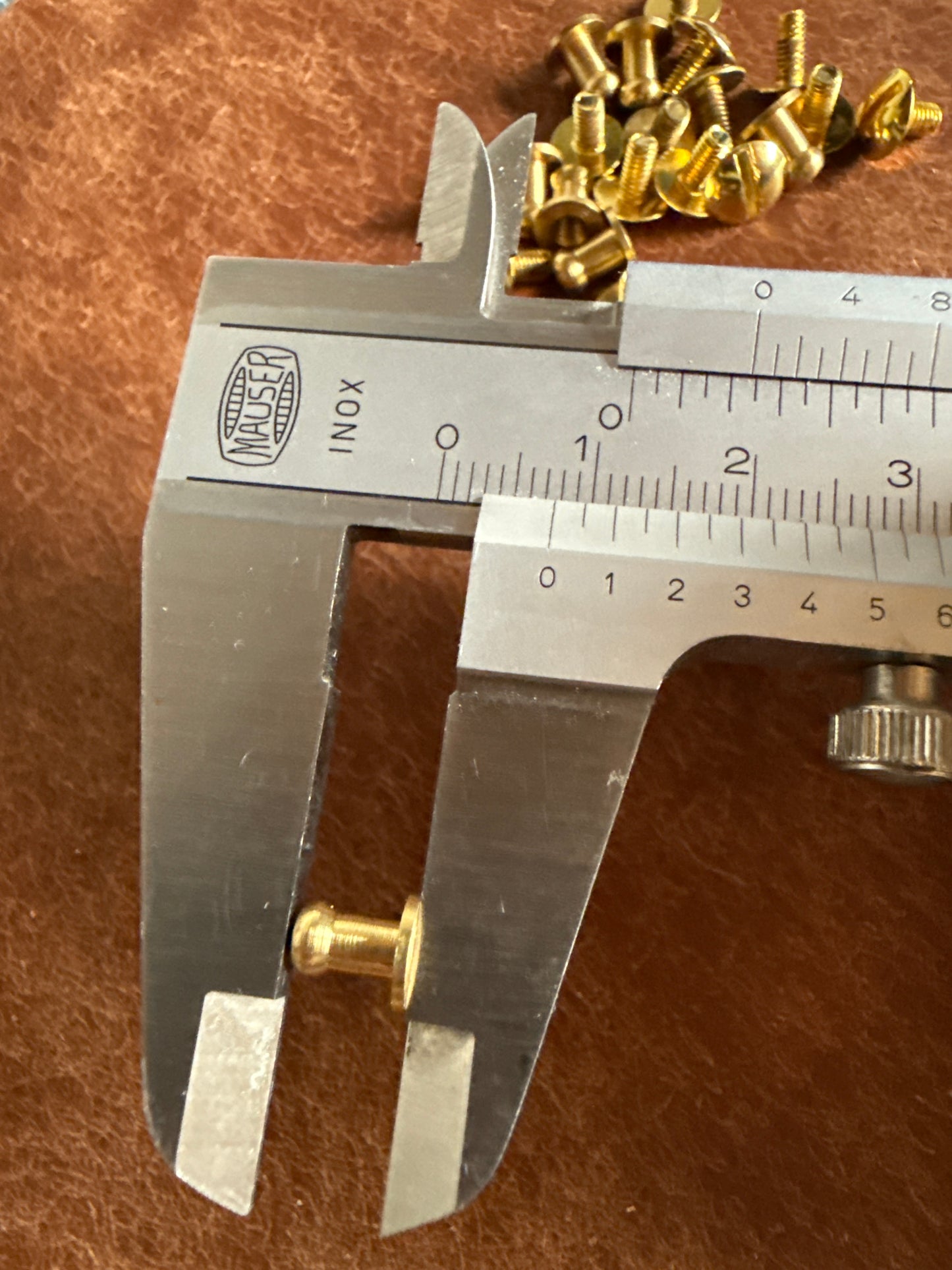 Knopfniete Beiltaschenknopf 4,5/3,5mm mit Schraube M3x6mm. Gesamthöhe ca. 8mm. Schafthöhe 4mm. Messing.