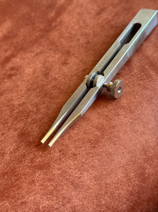 Kevin Lee justierbares Prickeisen französische Form. French form. Adjustable 2 prong stitiching chisel
