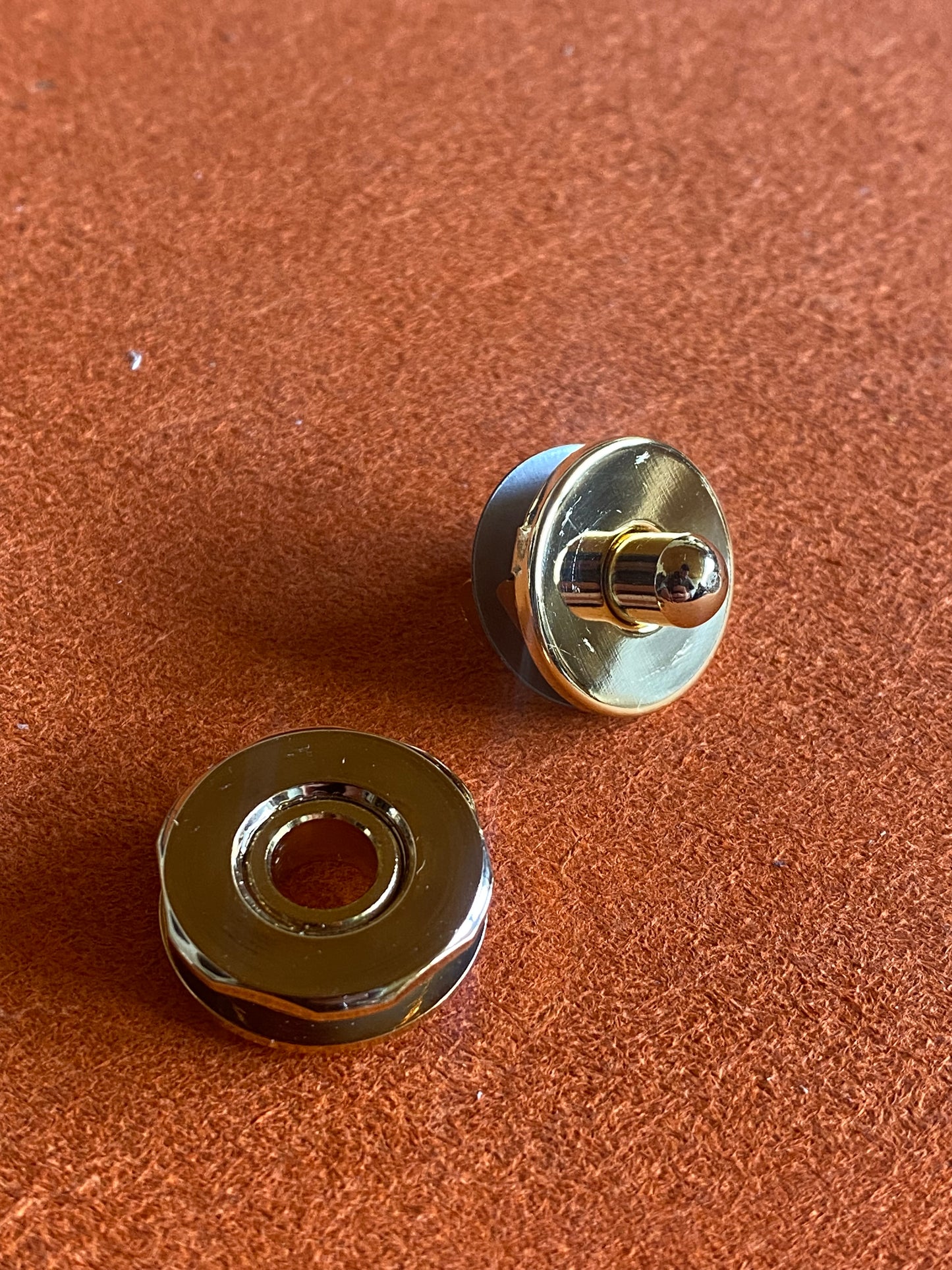 Pockets magnetic closure. 20mm. Brass/nickel plated.