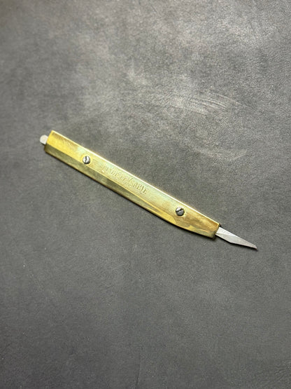 Coltello in ottone Vergez Blanchard con lama inclusa. Coltello da taglio in ottone „L'Indispensabile“. Per mancini.