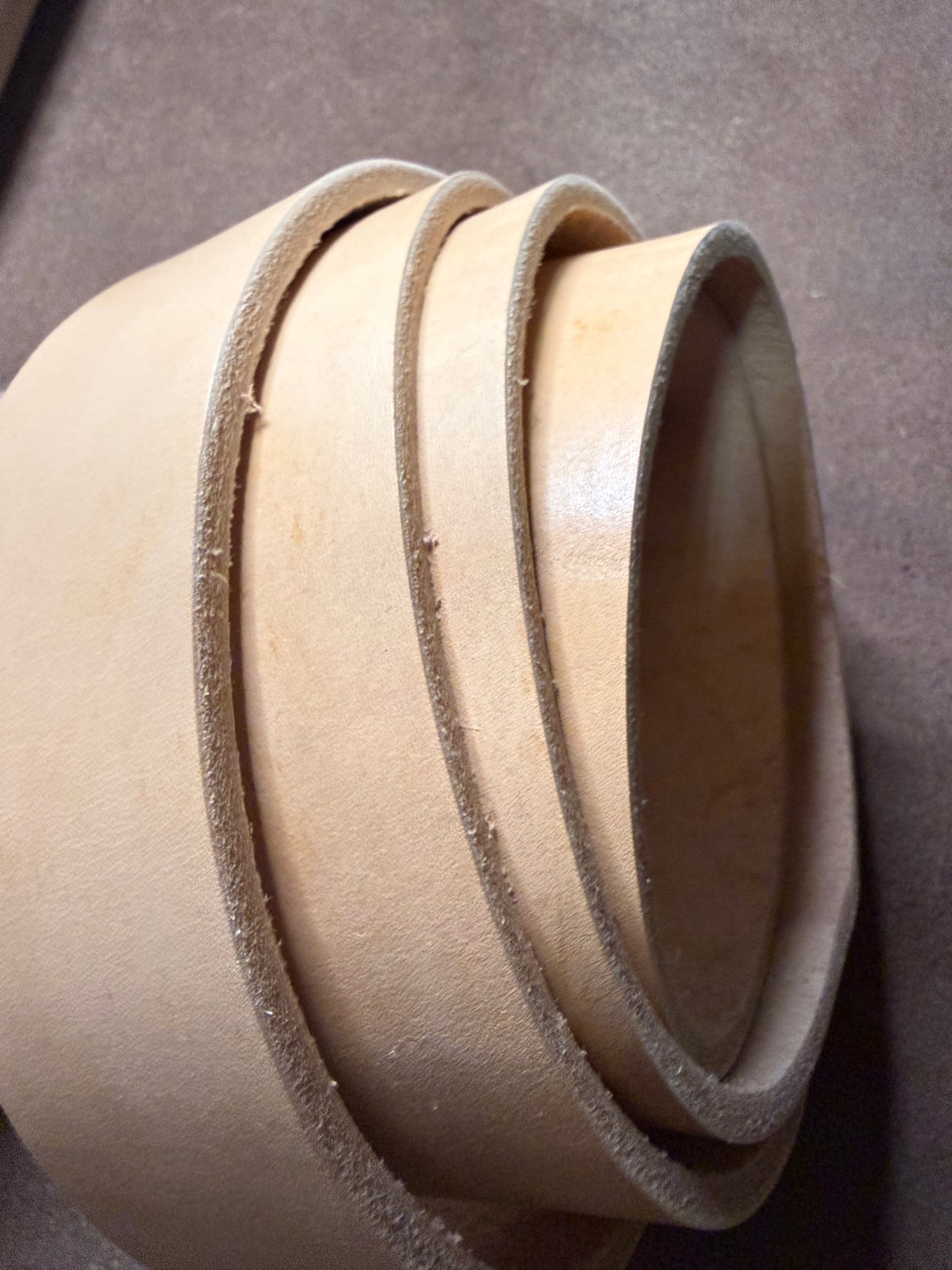 Hermann Oak Tooling Skirting Leder. Riemen. Belt straps. 5,5-6 mm ab 2m Länge. Hecht. Punzierleder.