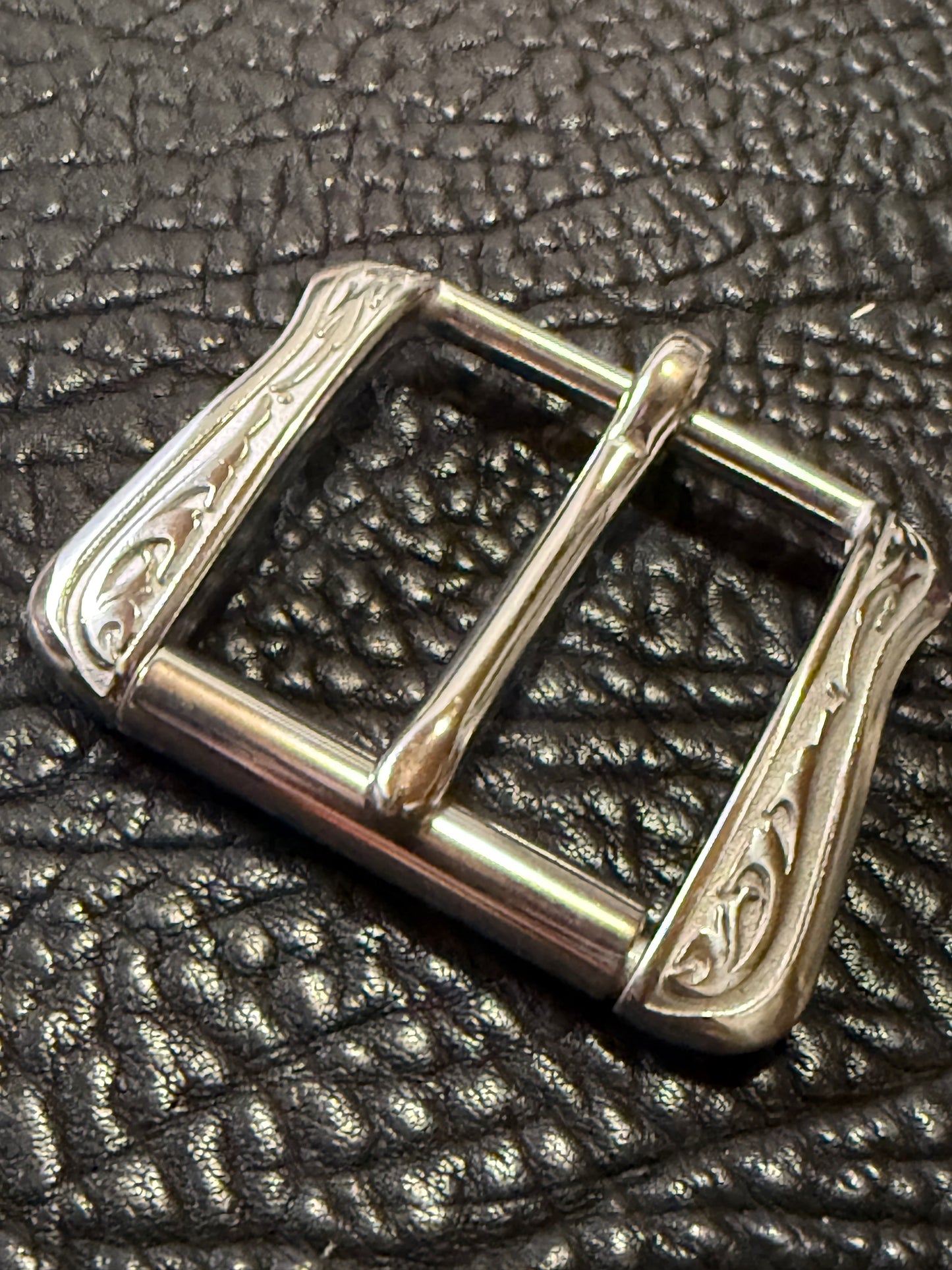 04070 Flank Buckle 45 mm without patina. Jeremiah Watt.