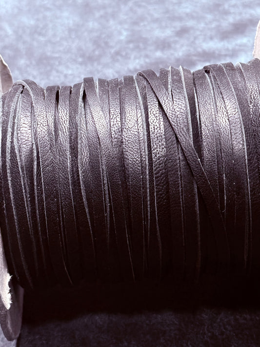 Flechtband aus Känguruleder schwarz 3mm. Leather lace. Black