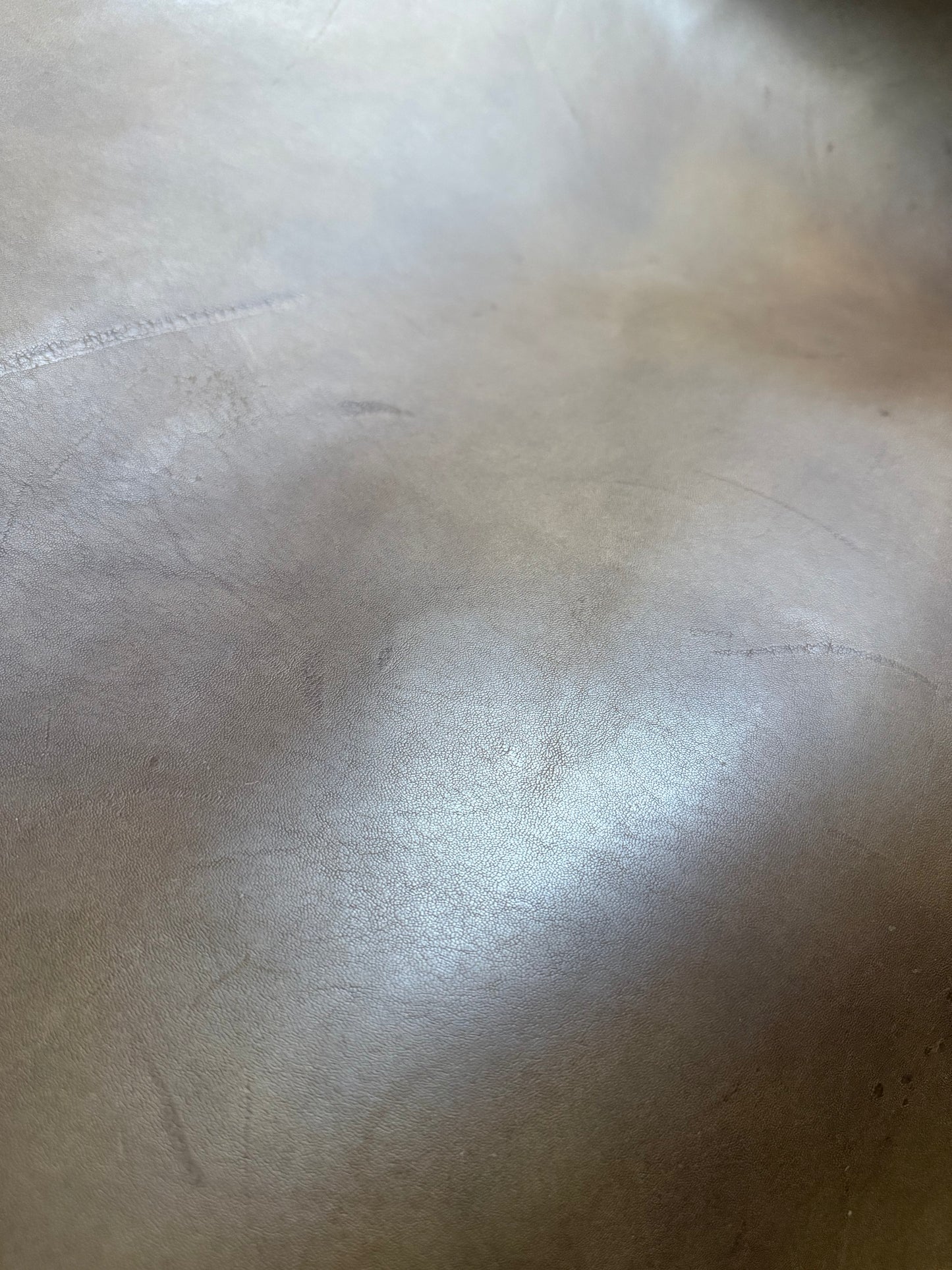 Känguruleder Anilin vollnarbig 1mm. Kangaroo leather. Vegtanned, full grain. Ca. 0,8 m2. Mit Naturmerkmalen.