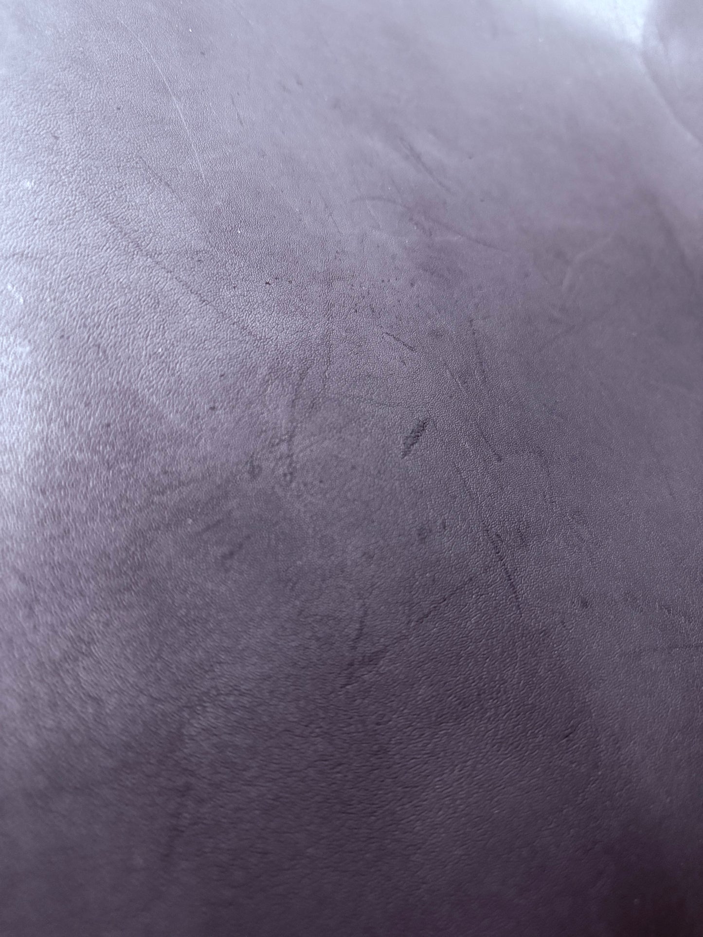 Känguruleder Anilin vollnarbig 1mm. Kangaroo leather. Vegtanned, full grain. Ca. 0,8 m2. Mit Naturmerkmalen.