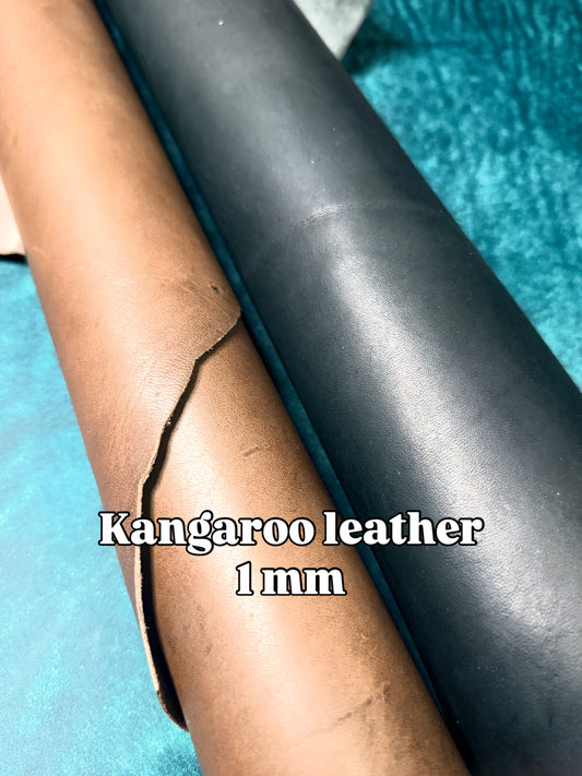 Känguruleder Anilin vollnarbig 1mm. Kangaroo leather. Vegtanned, full grain. Ca. 0,8 m2. Mit Naturmerkmalen.