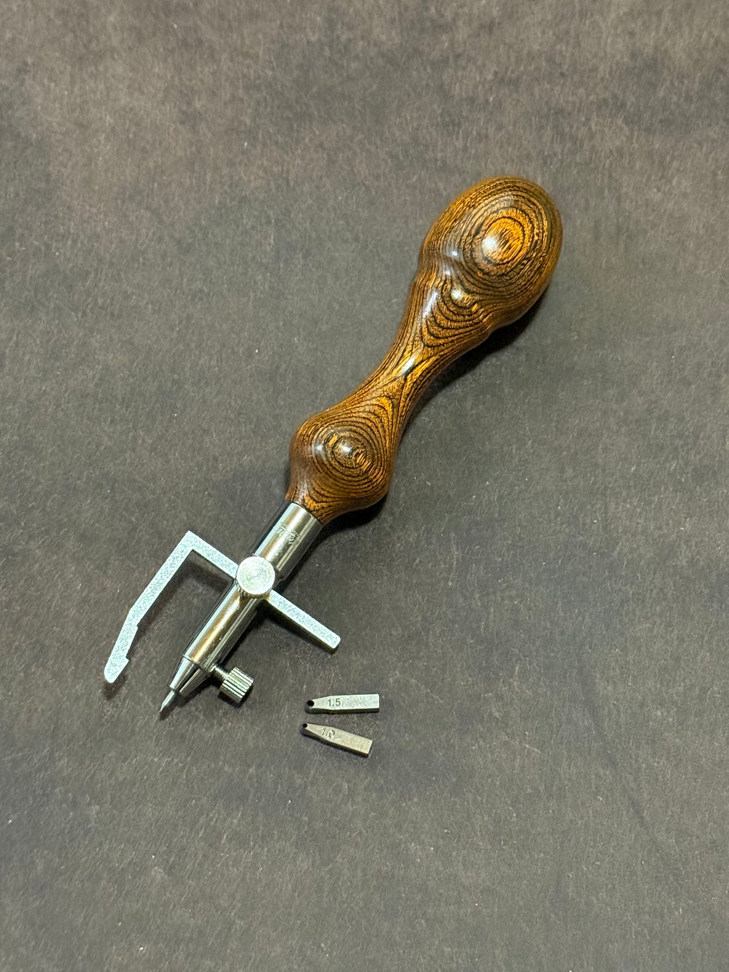 Kevin Lee Rillenzieher. Rainureur de couture.