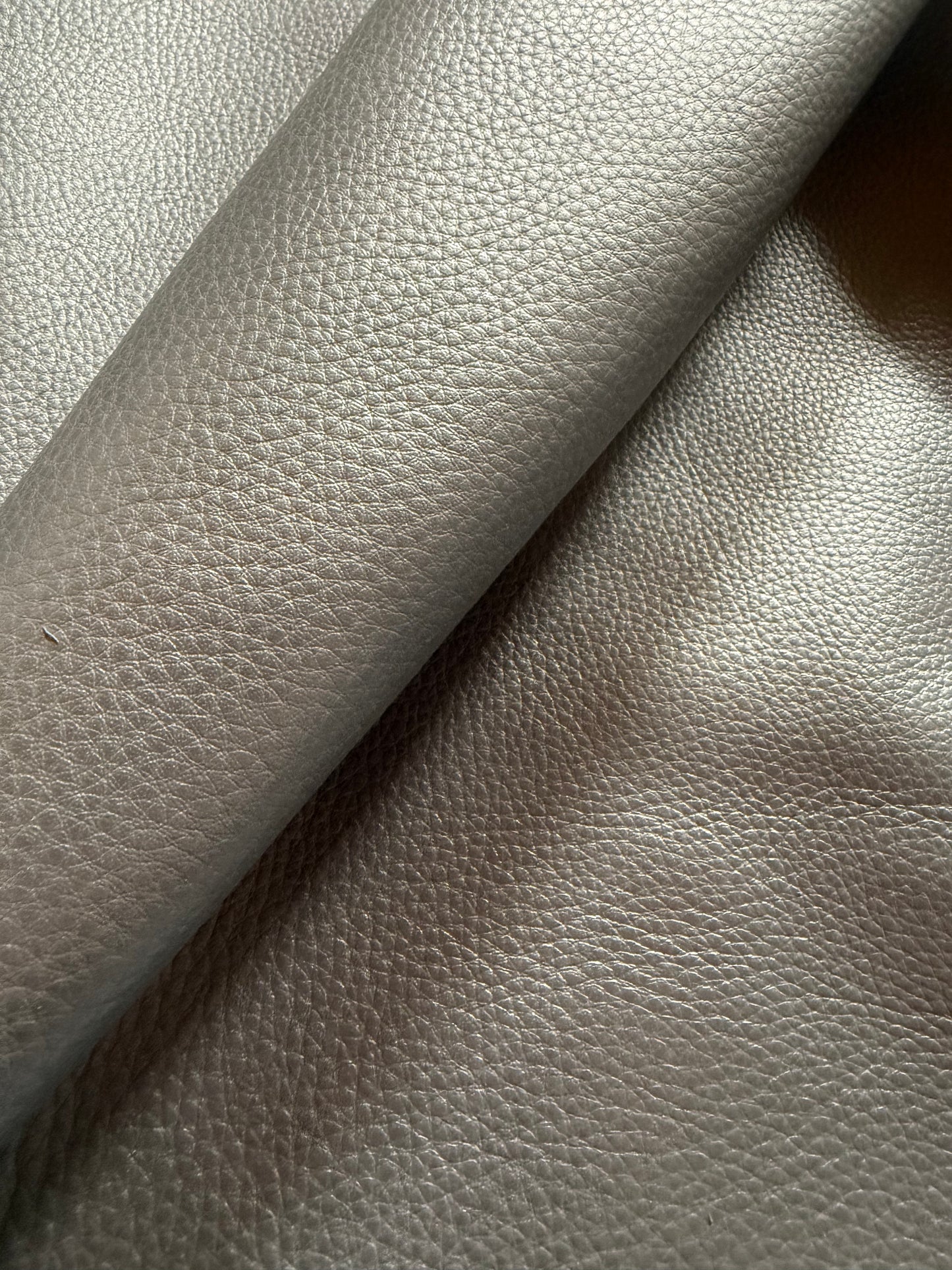 Kalbnappa Silber-Metallic 1,2mm. Breite 70-80 cm. Zentimeterware.