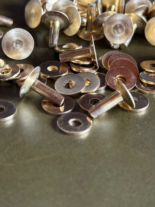 10 St. 13mm Massivmessing Nieten. 1/2“ Flat head brass rivets.