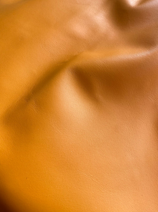 Nappa de vache orange RN009 1,2 mm. Largeur 70-80 cm. Marchandises au centimètre.